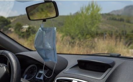 Защо не трябва да закачате маска на огледалото в колата